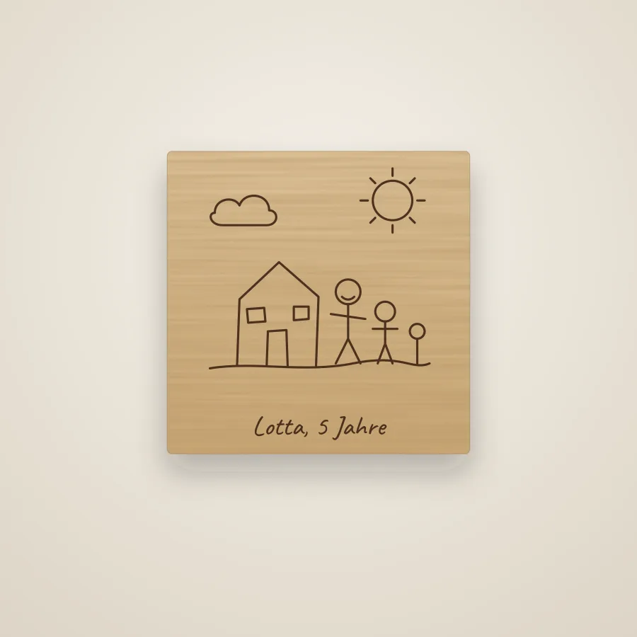 Holzbild mit gravierter Kinderzeichnung von einem Haus, Sonne und zwei Figuren